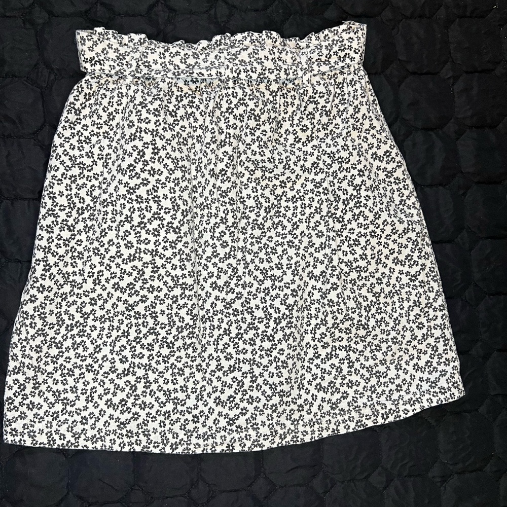 White & Black Floral A-Line Skirt – Size M | Casual Style - Picture 7 of 10